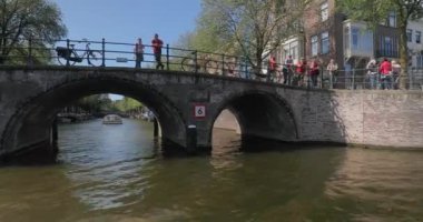 Kanallardan Amsterdam manzarası