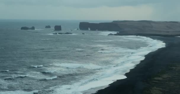 IJsland landschap zwart zand strand in de schemering — Stockvideo