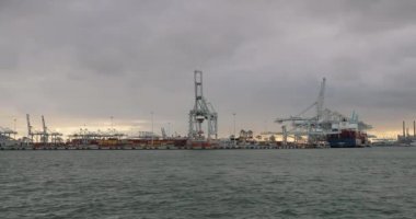 Endüstriyel limanda tekne gezisi.