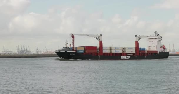 Statek przewożący kontenery przez Rotterdam — Wideo stockowe