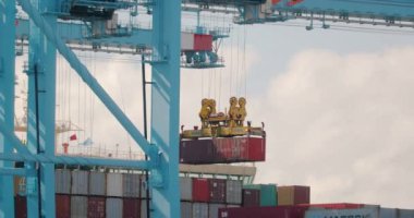 Kocaman bir kargo gemisinde konteynırlar.