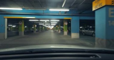 Otoparkın bodrumunda araba kullanırken.