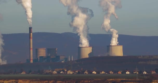 Central eléctrica e aldeia — Vídeo de Stock