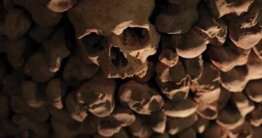 Duvarda kafatasları ve kemikler