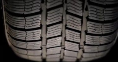 Araba lastiği yavaşlıyor.