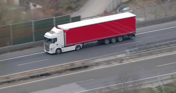 Vrachtwagen op de snelweg — Stockvideo