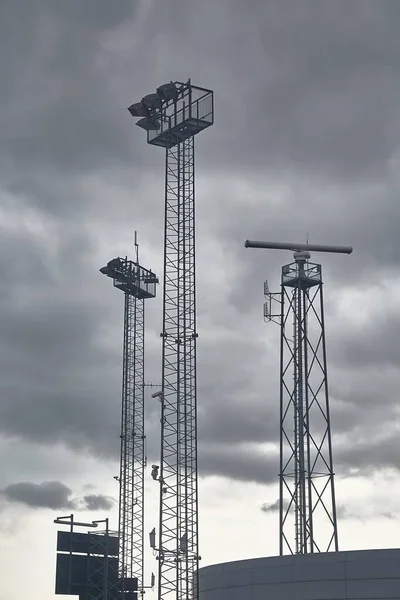 Torre de radar contra o céu tempestuoso — Fotografia de Stock