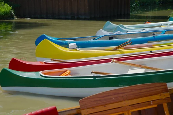 Canoës au bord de la rivière — Photo