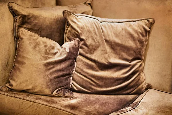 Диван с подушками — стоковое фото