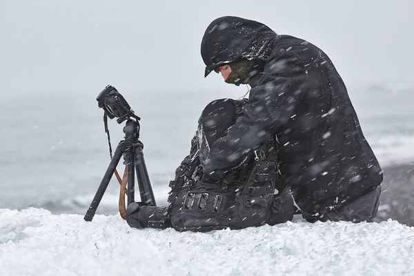 Equipamentos fotográficos em nevasca de neve — Fotografia de Stock