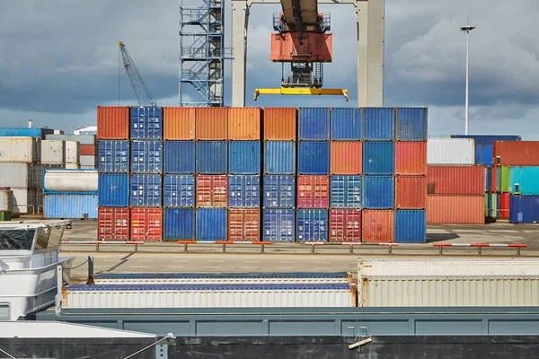 Laadcontainers op een schip — Stockfoto