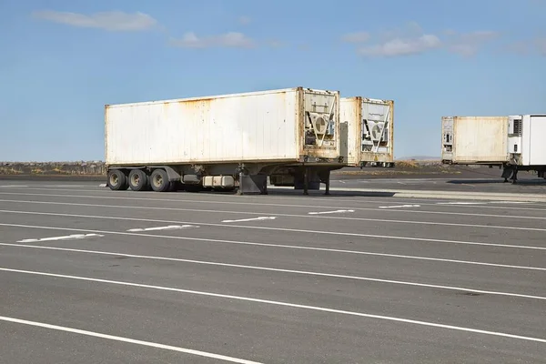 Konteynır taşıyıcı karavanlar park edilmiş. — Stok fotoğraf