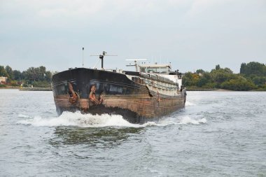 Nehirde yük taşıyan bir gemi.