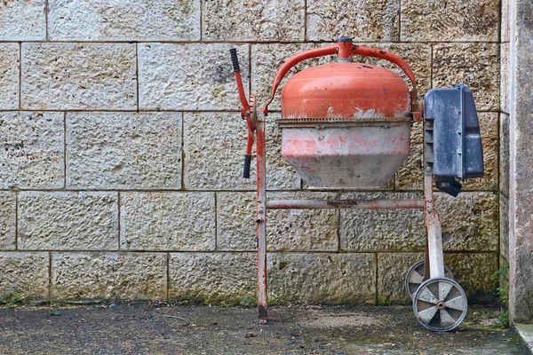Mezclador de hormigón en un patio trasero —  Fotos de Stock