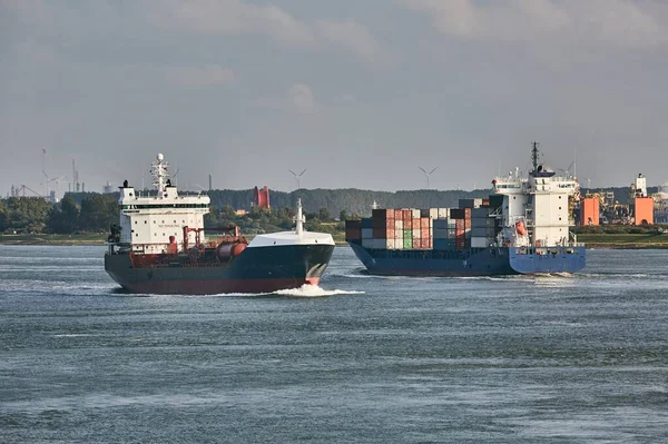 Statek przemysłowy opuszczający Rotterdam — Zdjęcie stockowe
