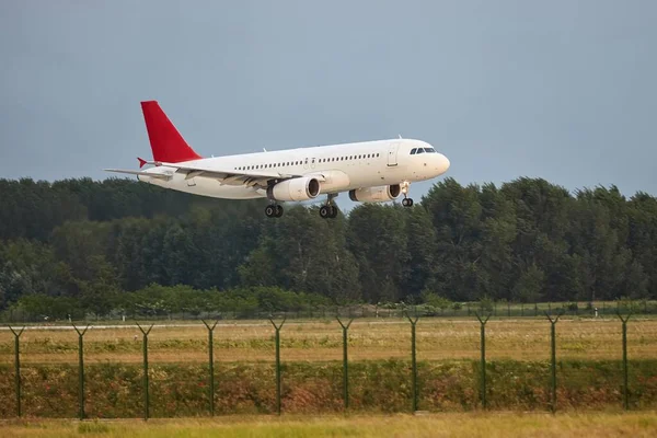 Avión aterrizando en pista —  Fotos de Stock