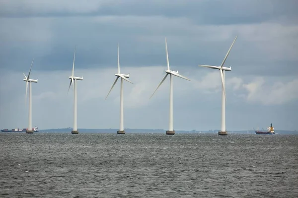 Windmolens bij de kust — Stockfoto