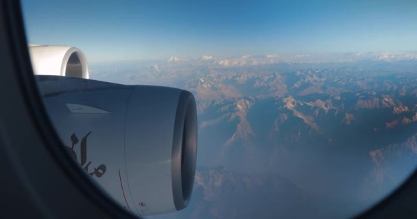 Vliegen op een Emirates Airbus A380, Himalaya hoog berglandschap uitzicht — Stockvideo