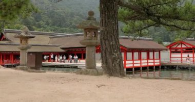 Itsukushima Tapınağı, Miyajima, Hiroşima, çevredeki insanlar.