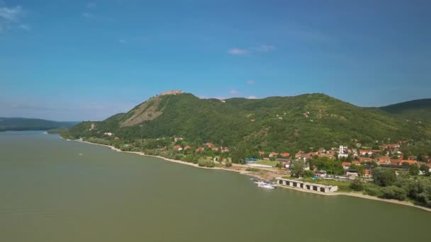 Visegrad-Luftaufnahme der Landschaft über der Donau — Stockvideo