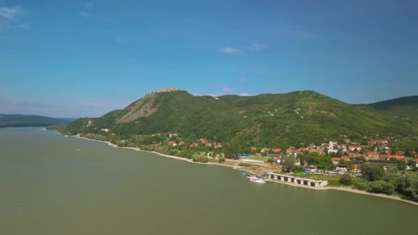 Vista aérea da paisagem aérea de Visegrado sobre o Danúbio — Vídeo de Stock