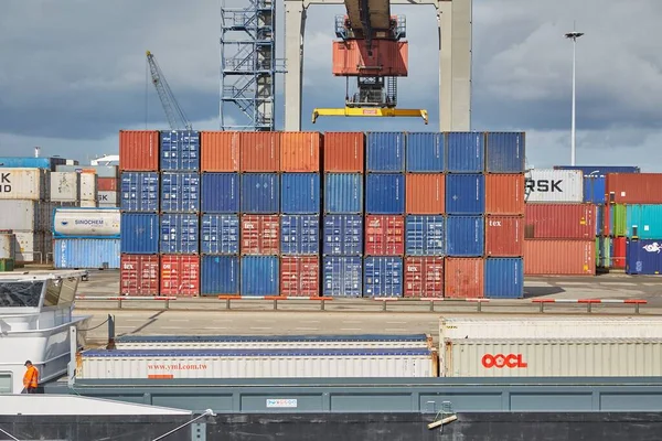 Staplade omkonfigurerade containrar — Stockfoto