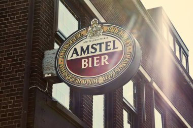 Amstel bira barı tabelası.