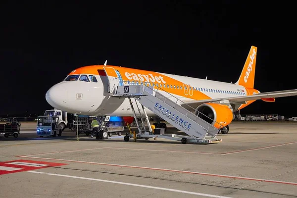 夜の空港での航空機 — ストック写真