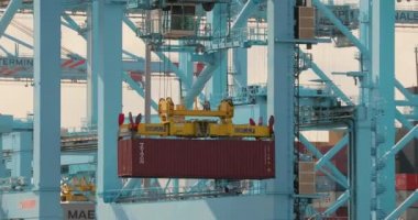 Kargo bölümündeki vinçteki konteynırlar.