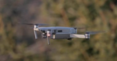 İnsansız hava aracı dışarıda uçuyor.