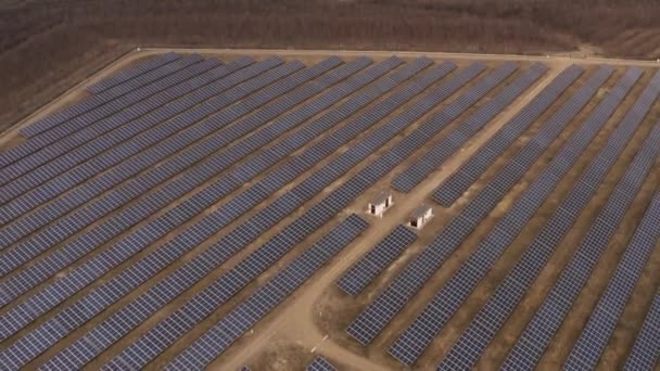 Güneş paneli park enerji santrali — Stok video