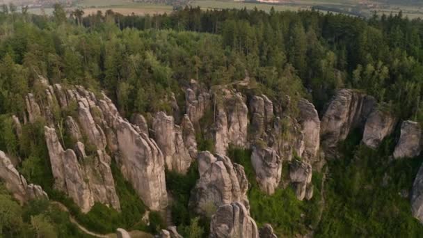 从天而降的雄伟岩石景观 — 图库视频影像