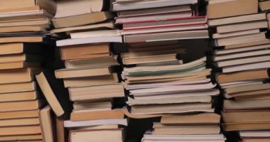 Kitap duvarı birikti.