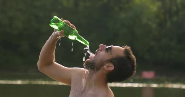 Um homem a beber como um louco — Vídeo de Stock