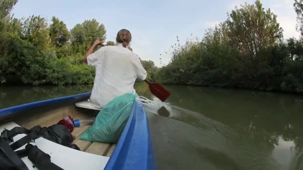 Canoeing on a lake — Stock Video