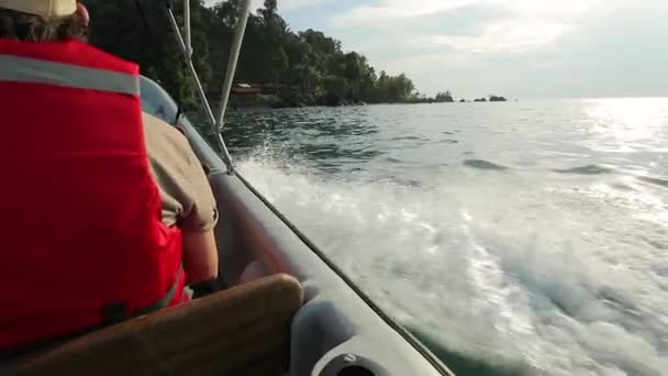 Splashing waves motorboot wake slow motion — Stockvideo