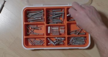 Evde DIY çalışması için vida seçiliyor