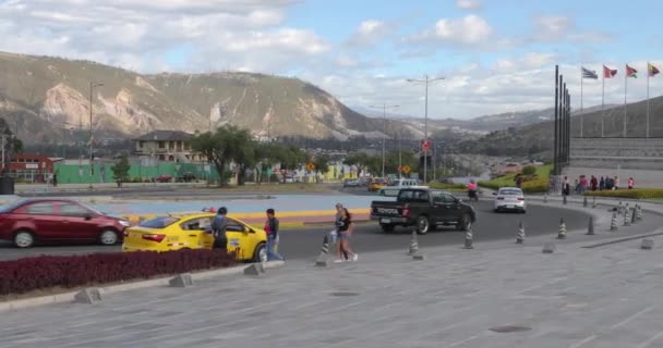 Monumento en la Línea Ecuatorial cerca de Quito, San Antonio — Vídeos de Stock