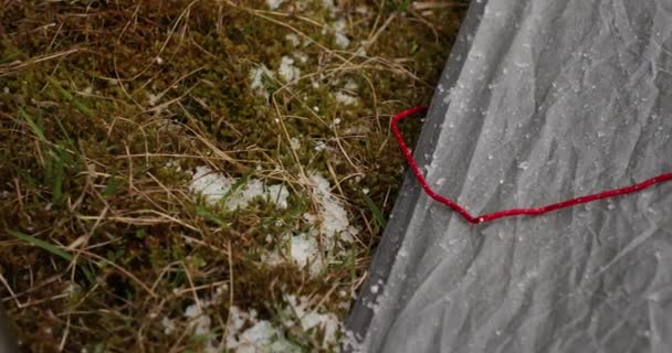 Queda de neve gelada em uma tenda e grama — Vídeo de Stock