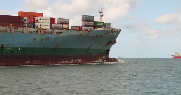 Navio que transporta contentores através de rotterdam — Vídeo de Stock