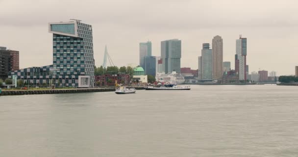 Тур на лодке по Роттердаму — стоковое видео