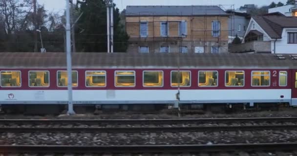 Tren en los ferrocarriles, vista a la ventana — Vídeo de stock