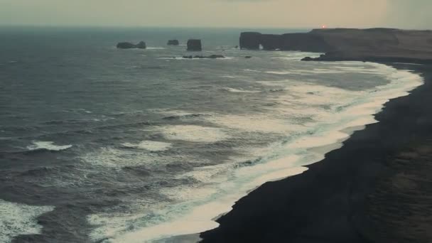 夕暮れのアイスランドの風景黒砂のビーチ — ストック動画