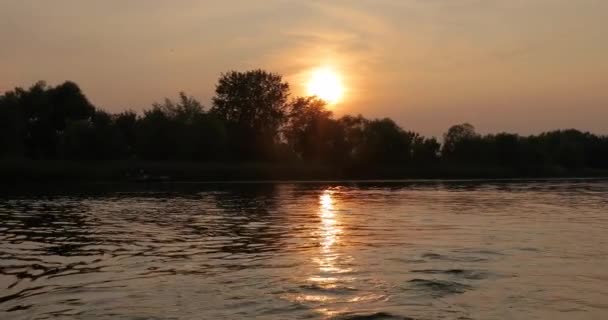 Západ slunce nad klidným jezerem — Stock video