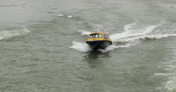 Taksówka wodna Rotterdam przepływa wody między statkami towarowymi — Wideo stockowe