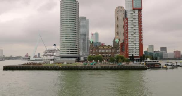 Rotterdam vanaf het water, Holland America Line gebouw, Hotel New York — Stockvideo