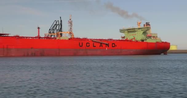 Huge Oil Tanker in Rotterdam — Stock Video