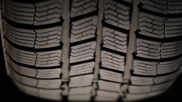 Neumático de coche girando lentamente — Vídeos de Stock