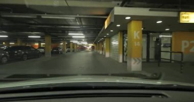 Otoparkın bodrumunda araba kullanırken.