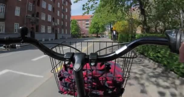 Ciudad paseo en bicicleta POV — Vídeo de stock